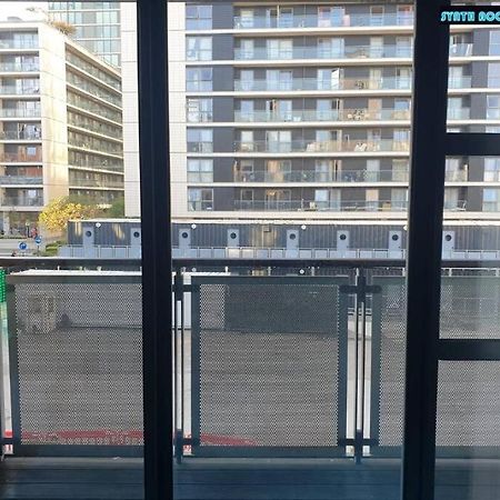 80S Retro 1Bed Studio Serviced Apartment Canary Wharf Perfect For Solo & Couple Travellers 런던 외부 사진