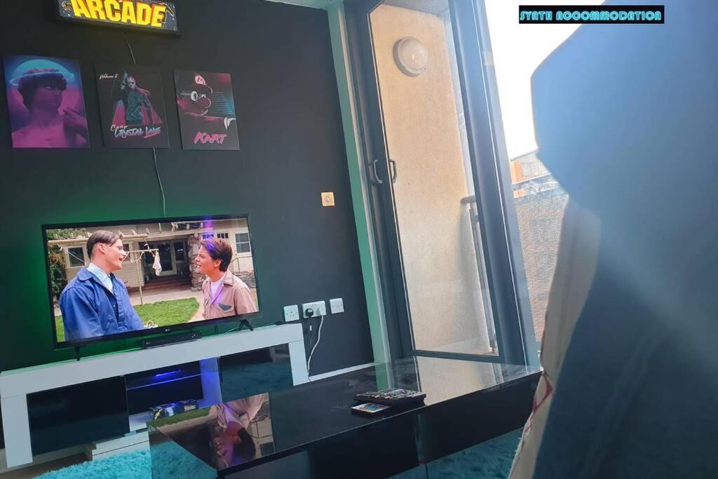 80S Retro 1Bed Studio Serviced Apartment Canary Wharf Perfect For Solo & Couple Travellers 런던 외부 사진
