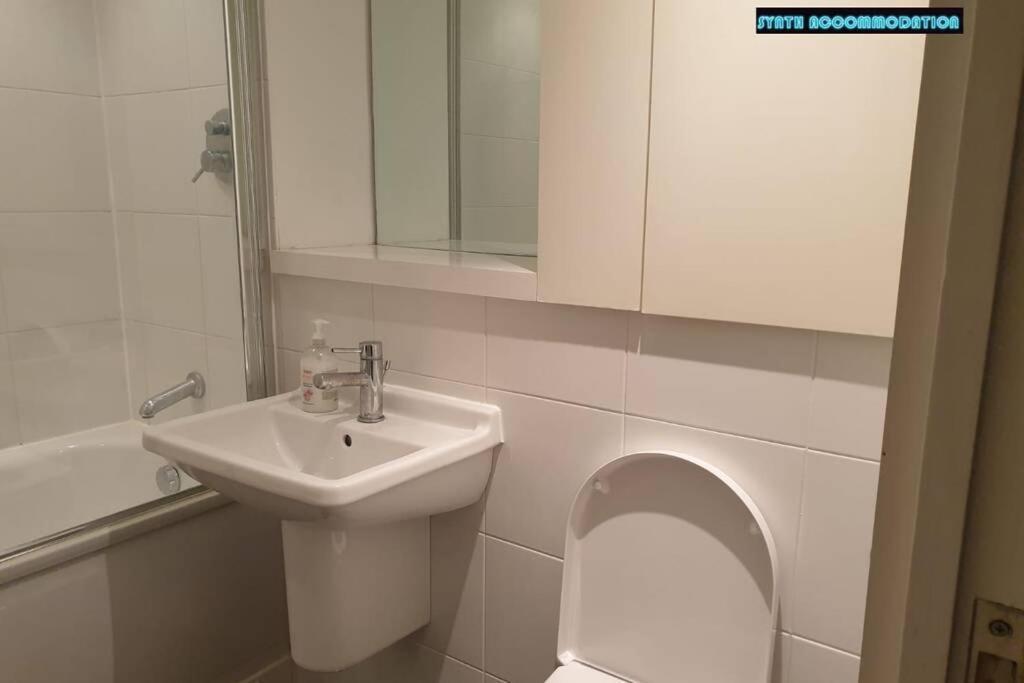 80S Retro 1Bed Studio Serviced Apartment Canary Wharf Perfect For Solo & Couple Travellers 런던 외부 사진