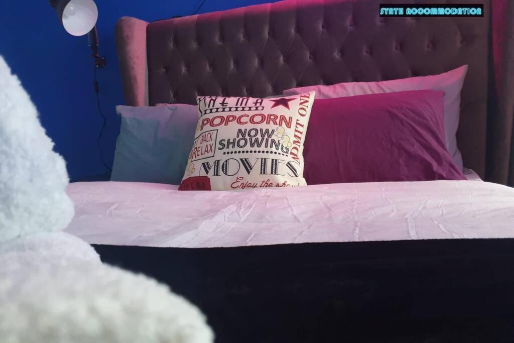 80S Retro 1Bed Studio Serviced Apartment Canary Wharf Perfect For Solo & Couple Travellers 런던 외부 사진