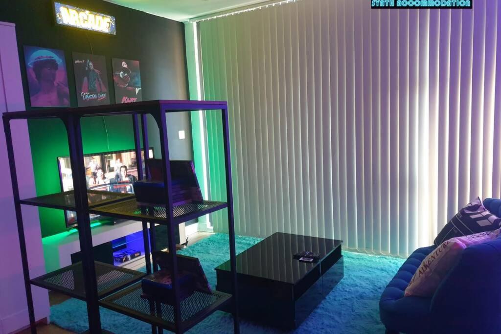 80S Retro 1Bed Studio Serviced Apartment Canary Wharf Perfect For Solo & Couple Travellers 런던 외부 사진